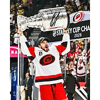 Photo autographiée de Logan Stankoven, des Hurricanes de la Caroline, champions de la Coupe Stanley 2026 (16 po x 20 po), soulevant la coupe