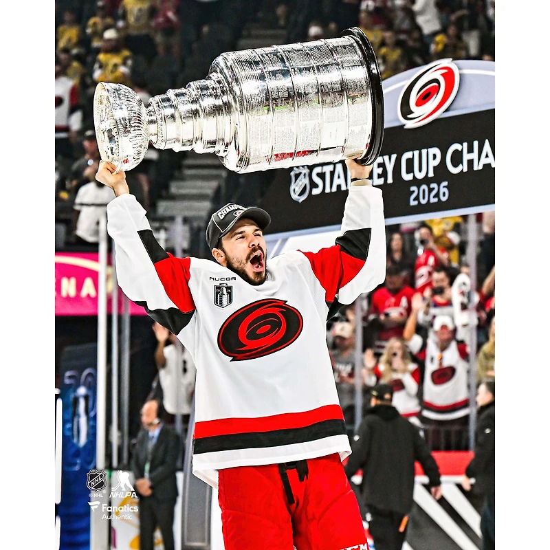 Photo non signée de Logan Stankoven, joueur des Hurricanes la Caroline, champions Coupe Stanley 2026, brandissant coupe.