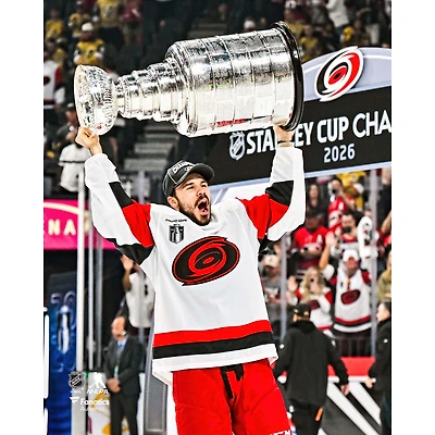 Photo non signée de Logan Stankoven, joueur des Hurricanes la Caroline, champions Coupe Stanley 2026, brandissant coupe.