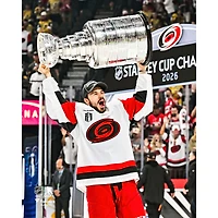 Photo non signée de Logan Stankoven, joueur des Hurricanes la Caroline, champions Coupe Stanley 2026, brandissant coupe.