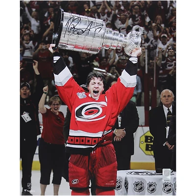 Photo autographiée de Rod Brind'Amour, joueur des Hurricanes de la Caroline, célébrant la victoire de la Coupe Stanley en 2006 (40,6 x 50,8 cm).