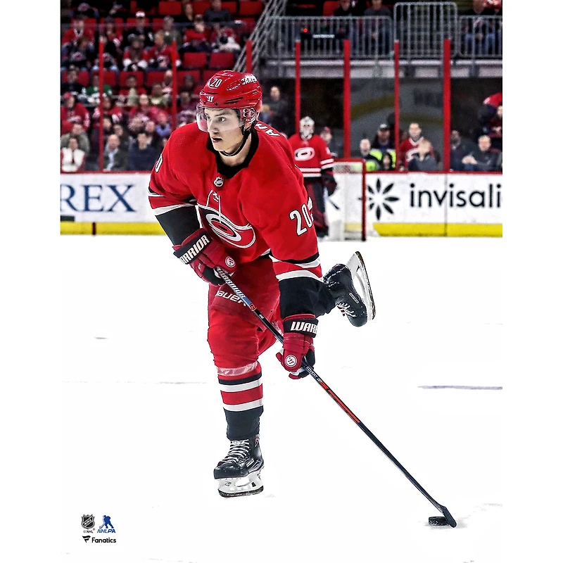 Photo de Sebastian Aho, joueur des Hurricanes la Caroline, maillot rouge non signé.