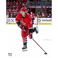 Photo de Sebastian Aho, joueur des Hurricanes la Caroline, maillot rouge non signé.