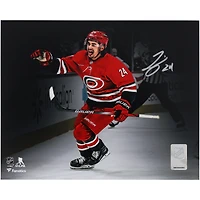 Photo de célébration de Seth Jarvis, joueur des Hurricanes de la Caroline, autographiée (8 x 10 pouces) : maillot rouge.
