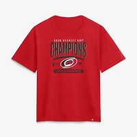 T-shirt Fanatics rouge pour femmes des Hurricanes de la Caroline, champions Coupe Stanley 2026, avec signature l'équipe