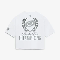 Haut court blanc Fanatics pour femmes, Carolina Hurricanes, champions de la Coupe Stanley 2026, USA 250