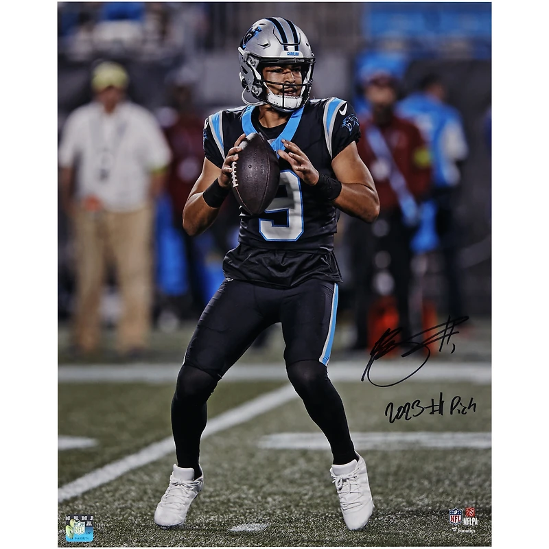 Photo verticale autographiée de Bryce Young (Carolina Panthers) - 40,6 x 50,8 cm (16 x 20 pouces) - Passe en maillot noir - avec inscription « Choix n° 1 de la saison 2023 ».