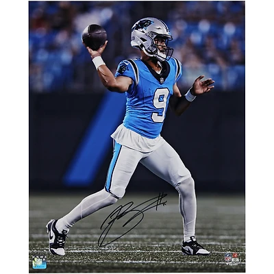 Photographie de 16" x 20" dédicacée par Bryce Young des Carolina Panthers, passant en maillot bleu
