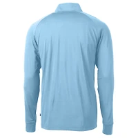 Pull-over bleu clair à fermeture éclair quart de tour pour homme, modèle Cutter & Buck, avec casque des Carolina Panthers, en tricot extensible et recyclé.