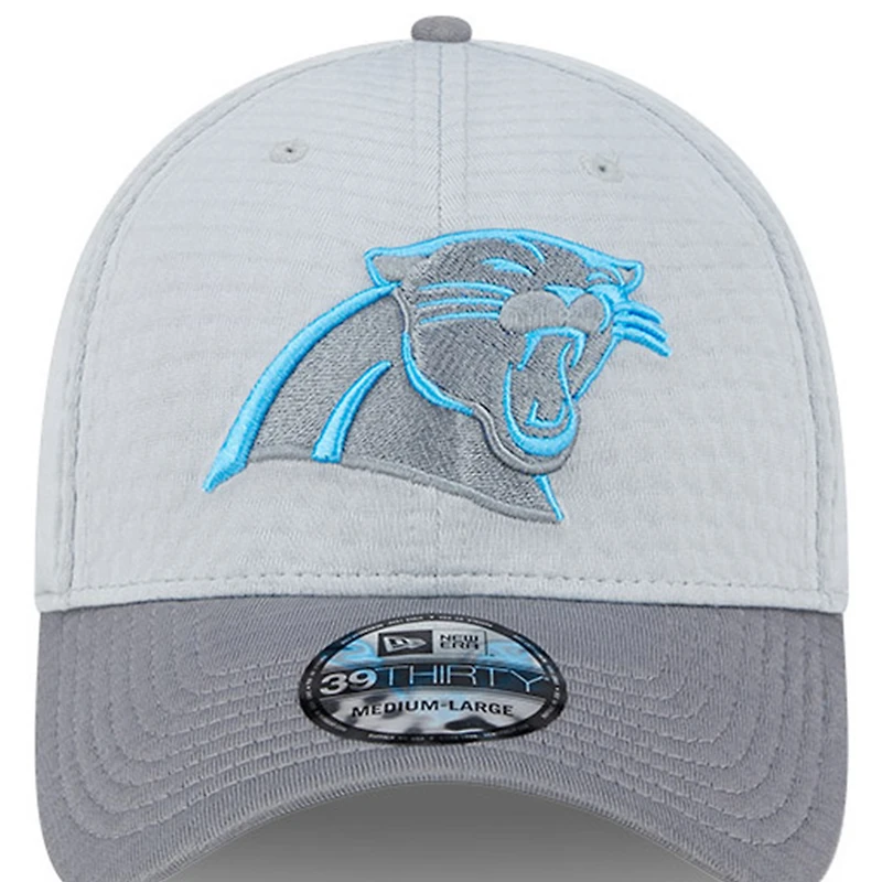 Casquette flexible 39THIRTY du camp d'entraînement NFL 2024 des Carolina Panthers New Era pour hommes, grise