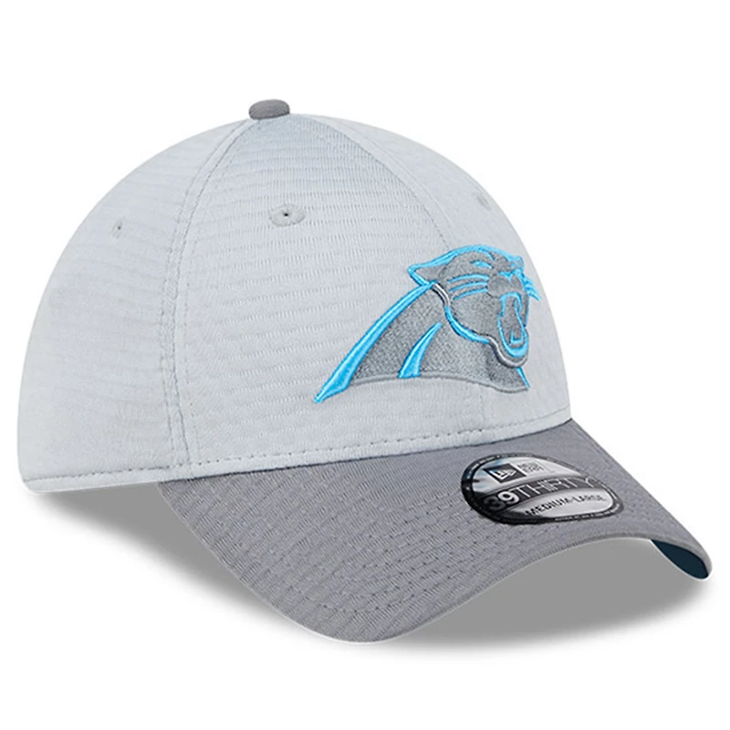 Casquette flexible 39THIRTY du camp d'entraînement NFL 2024 des Carolina Panthers New Era pour hommes, grise