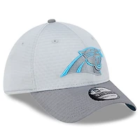 Casquette flexible 39THIRTY du camp d'entraînement NFL 2024 des Carolina Panthers New Era pour hommes, grise