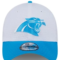 Casquette flexible 39THIRTY du camp d'entraînement NFL 2024 des Panthers de la Caroline New Era, blanc/bleu, pour hommes
