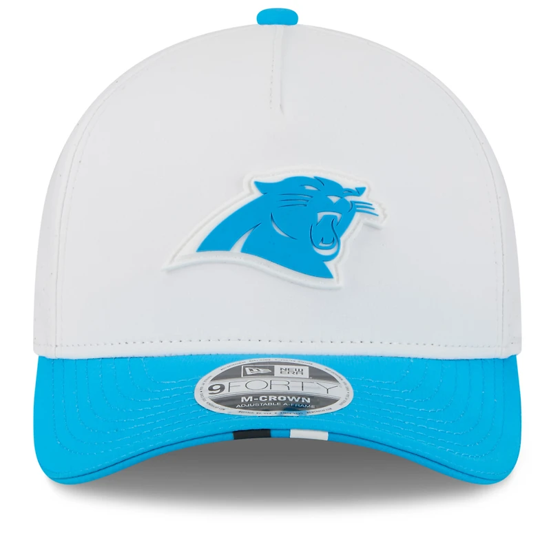 Casquette ajustable New Era 9FORTY pour homme, blanche/bleue, camp d'entraînement NFL 2025 des Carolina Panthers