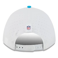 Casquette ajustable New Era 9FORTY pour homme, blanche/bleue, camp d'entraînement NFL 2025 des Carolina Panthers