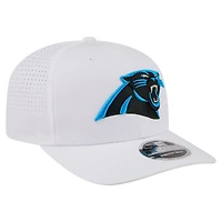 Casquette ajustable New Era blanche Carolina Panthers pour homme, modèle 9SEVENTY, avec plaque nominative.