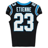 Maillot noir Nike porté par Trevor Etienne (Carolina Panthers) n° 23 lors du match contre les Los Angeles Rams le 10 janvier 2026
