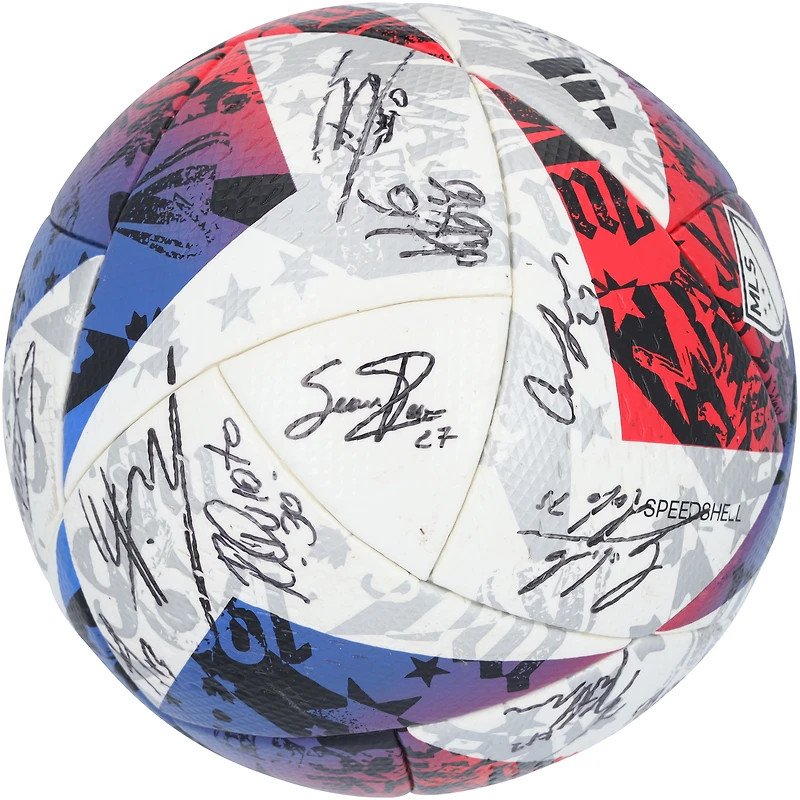 Ballon de soccer autographié du CF Montréal utilisé lors du match de la saison 2023 de la MLS avec 25 signatures - AE55894