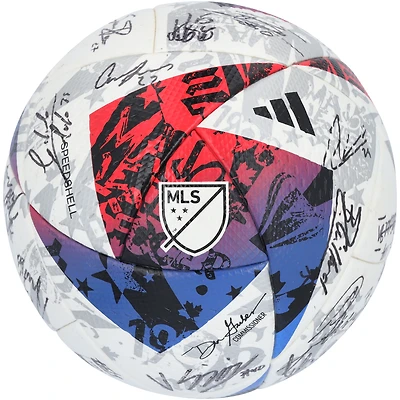 Ballon de soccer autographié du CF Montréal utilisé lors du match de la saison 2023 de la MLS avec 25 signatures - AE55894