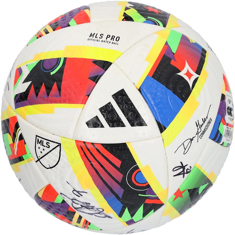 V106832 Ballon de soccer autographié du CF Montréal de la saison 2024 de la MLS avec 9 signatures - #1 16 Joel Waterman, Nathan Saliba, Jahkeele Marshall-Rutty, Alessandro Biello, Lassi Lappalainen, Kwadwo Opoku, Samuel Piette, Jonathan Sirois BALLON DE SOCCER AUTGU 45727 AUTGMUEQU MUSCBA0801