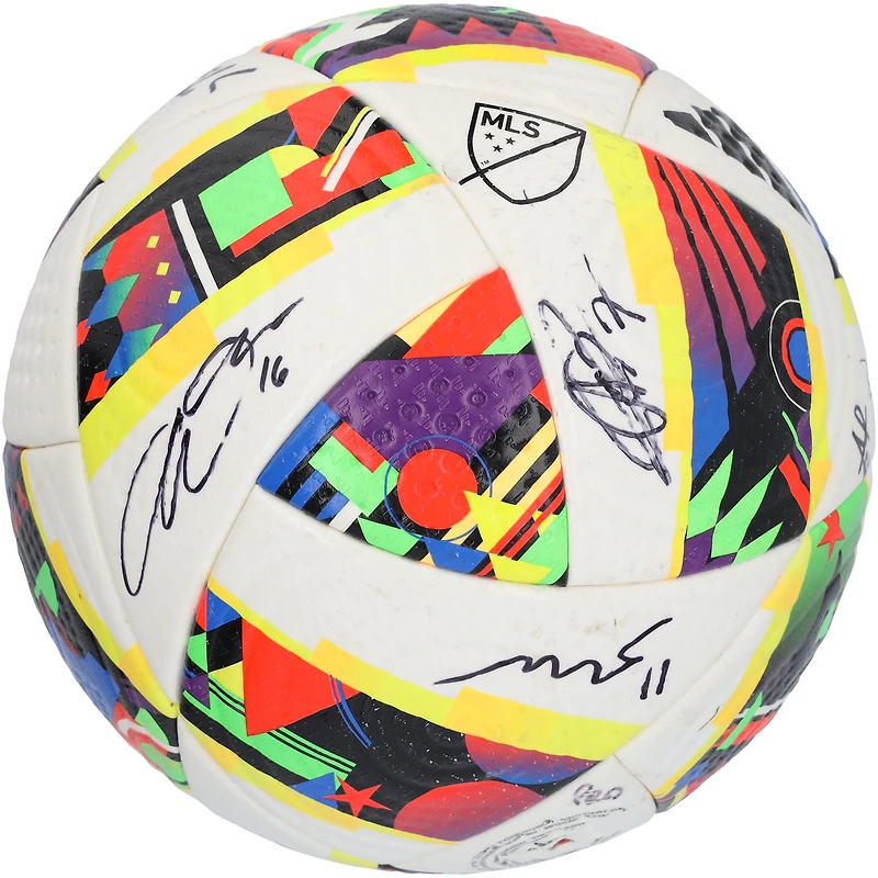 V106832 Ballon de soccer autographié du CF Montréal de la saison 2024 de la MLS avec 9 signatures - #1 16 Joel Waterman, Nathan Saliba, Jahkeele Marshall-Rutty, Alessandro Biello, Lassi Lappalainen, Kwadwo Opoku, Samuel Piette, Jonathan Sirois BALLON DE SOCCER AUTGU 45727 AUTGMUEQU MUSCBA0801