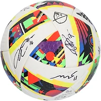 V106832 Ballon de soccer autographié du CF Montréal de la saison 2024 de la MLS avec 9 signatures - #1 16 Joel Waterman, Nathan Saliba, Jahkeele Marshall-Rutty, Alessandro Biello, Lassi Lappalainen, Kwadwo Opoku, Samuel Piette, Jonathan Sirois BALLON DE SOCCER AUTGU 45727 AUTGMUEQU MUSCBA0801