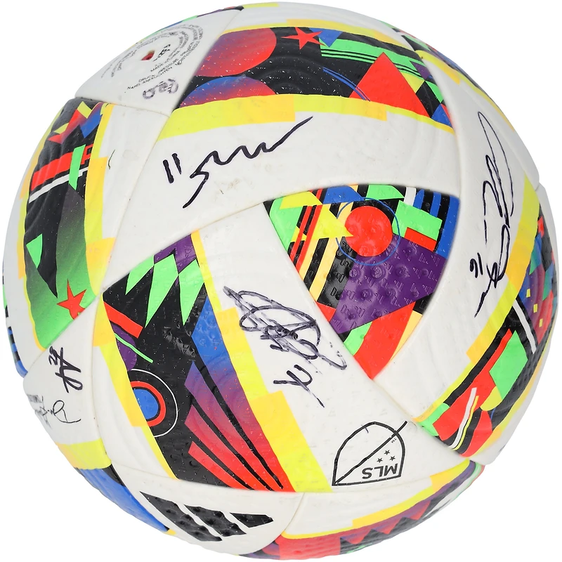 V106832 Ballon de soccer autographié du CF Montréal de la saison 2024 de la MLS avec 9 signatures - #1 16 Joel Waterman, Nathan Saliba, Jahkeele Marshall-Rutty, Alessandro Biello, Lassi Lappalainen, Kwadwo Opoku, Samuel Piette, Jonathan Sirois BALLON DE SOCCER AUTGU 45727 AUTGMUEQU MUSCBA0801