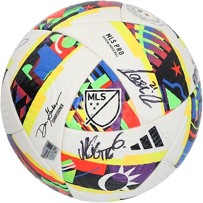 V106832 Ballon de soccer autographié du CF Montréal de la saison 2024 de la MLS avec 9 signatures - #1 16 Joel Waterman, Nathan Saliba, Jahkeele Marshall-Rutty, Alessandro Biello, Lassi Lappalainen, Kwadwo Opoku, Samuel Piette, Jonathan Sirois BALLON DE SOCCER AUTGU 45727 AUTGMUEQU MUSCBA0801