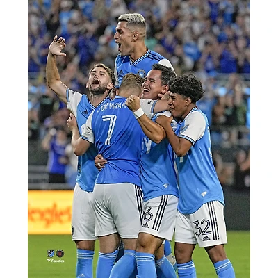 Photo de célébration la victoire du Charlotte FC sur penalty contre le Chelsea