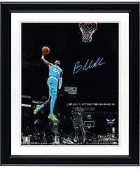 Photographie autographiée de 11"x 14" de Brandon Miller, dunk Spotlight des Charlotte Hornets
