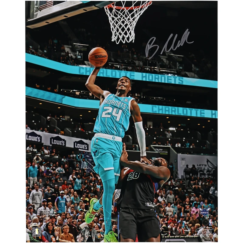 Photo dédicacée de Brandon Miller (Charlotte Hornets) - Dunk In (40,6 x 50,8 cm) - turquoise