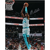 Photo dédicacée de Brandon Miller (Charlotte Hornets) - Dunk In White (40,6 x 50,8 cm)