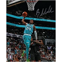 Photographie autographiée de Brandon Miller, Dunk de Charlotte Hornets, 8" x 10" en bleu sarcelle