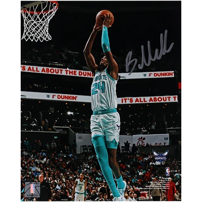 Photographie autographiée de 8" x 10" de Brandon Miller, Dunk en blanc, par les Charlotte Hornets