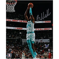 Photographie autographiée de 8" x 10" de Brandon Miller, Dunk en blanc, par les Charlotte Hornets