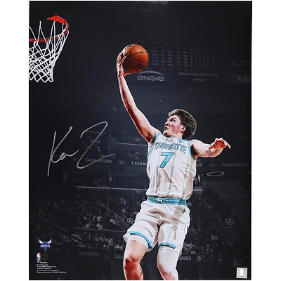 Photo dédicacée de Kon Knueppel (Charlotte Hornets) - Layup contre les Cavaliers (40,6 x 50,8 cm)