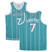 Maillot Swingman Jordan Brand Icon Edition turquoise autographié par Kon Knueppel des Charlotte Hornets