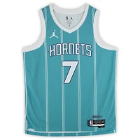 Maillot Swingman Jordan Brand Icon Edition turquoise autographié par Kon Knueppel des Charlotte Hornets