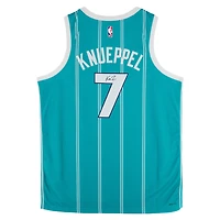 Maillot Swingman Jordan Brand Icon Edition turquoise autographié par Kon Knueppel des Charlotte Hornets
