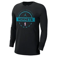 T-shirt d'entraînement à manches longues authentique noir Jordan Brand Charlotte Hornets pour homme