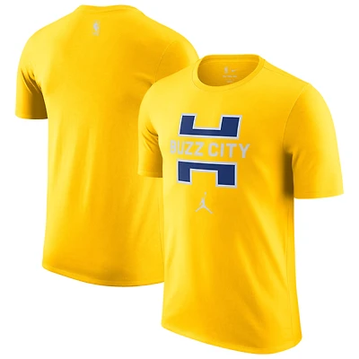 T-shirt Jordan Brand jaune Charlotte Hornets 2025/26 City Edition Remix Essential Logo pour homme