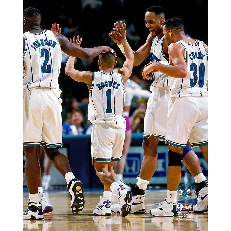 Photographie non signée de célébration des coéquipiers Muggsy Bogues Charlotte Hornets Hardwood Classics