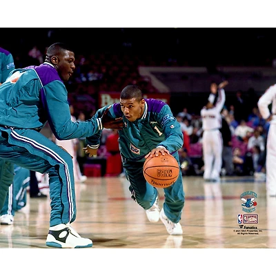 Photographie non signée de Muggsy Bogues Charlotte Hornets lors l'échauffement des Hardwood Classics