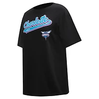 T-shirt petit ami avec script Charlotte Hornets Pro Standard noir pour femmes