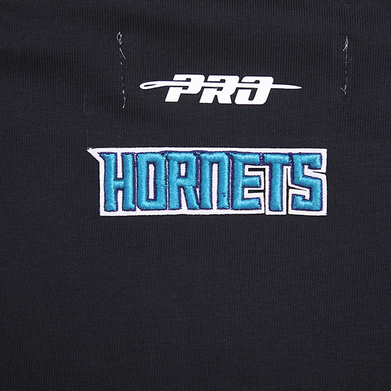 T-shirt petit ami avec script Charlotte Hornets Pro Standard noir pour femmes