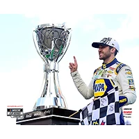 Photographie non signée de Chase Elliott célébrant le titre champion la NASCAR Cup 2020 avec drapeau à damier et trophée