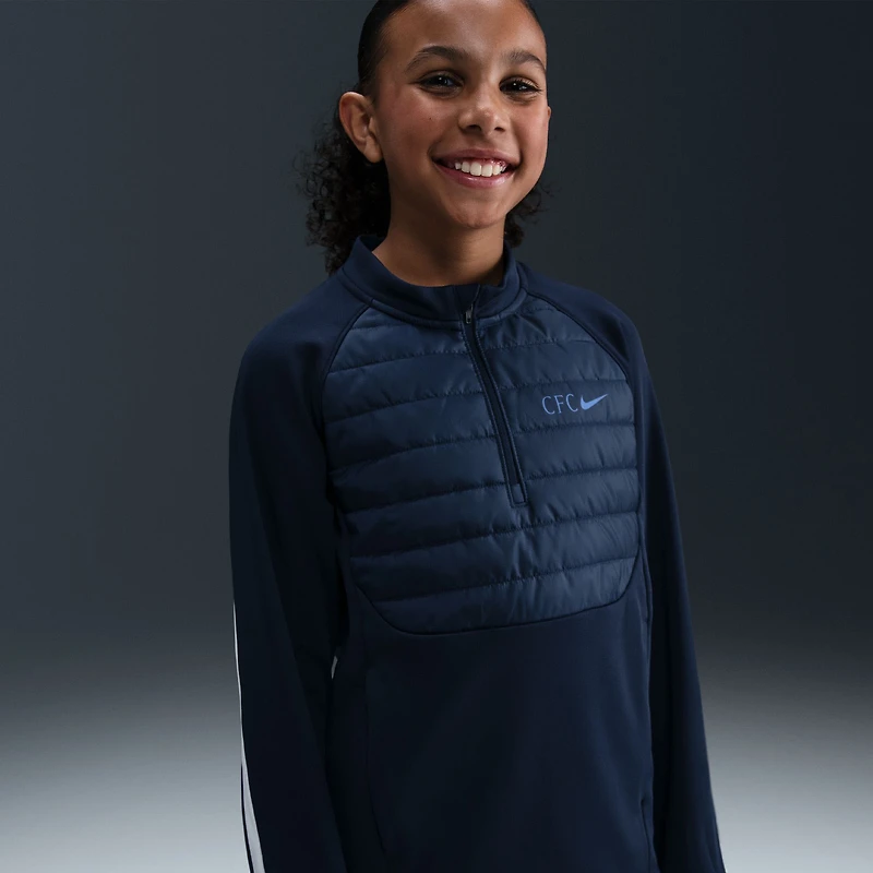 Haut d'entraînement Nike Chelsea Academy Winter Warrior bleu marine pour jeunes (saison 2025/26).