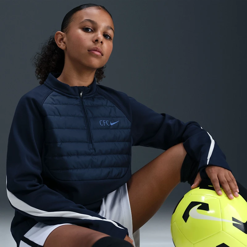 Haut d'entraînement Nike Chelsea Academy Winter Warrior bleu marine pour jeunes (saison 2025/26).