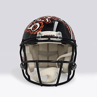 Casque Riddell Speed ​​Authentic autographié par Brian Urlacher (Chicago Bears) avec inscription « HOF 18 » - Illustration par Distortedd - Édition limitée n° 1/1 - WN55916779