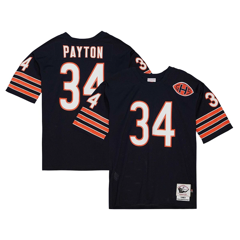 Maillot Mitchell & Ness Walter Payton bleu marine des Chicago Bears de 1983, authentique et rétro, porté par un joueur retraité.